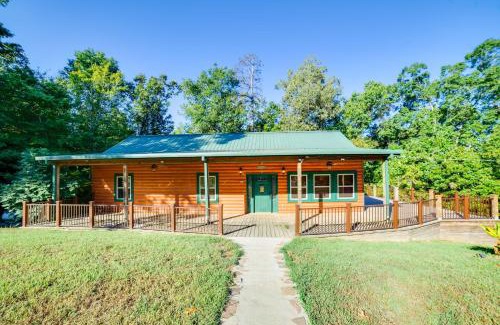 Coffeeville House | Coffeeville Cabin with Deck about 7 Mi to Grenada Lk