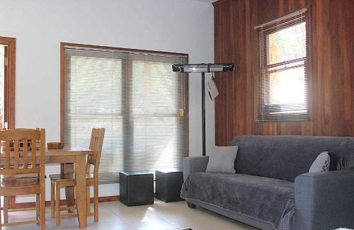 Lowanna Apartment | Coffs Coast Mountain Retreat Cabin 1