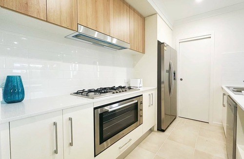 Colebee House | Colebee/5 Bedroom/near Shopping/IKEA/WiFi/Golf