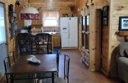 Montier Cabin | Collier Cabin in Pine Hollow ~ Eminence, MOnn