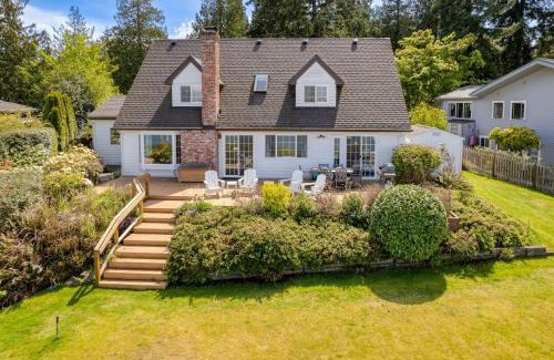 Langley House | Colonial Bluff House Above the Sea by AvantStay