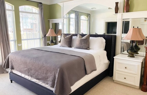 Atascocita House | Colonial Chic Vacation Home
