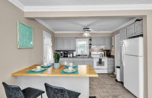 Jeffersonville - Clarksville House | Colonial Village Retreat 2BR home