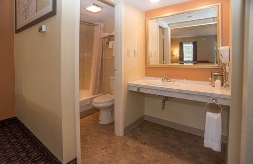 Lyndon Center Hotel | Colonnade Inn
