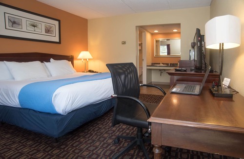 Lyndon Center Hotel | Colonnade Inn