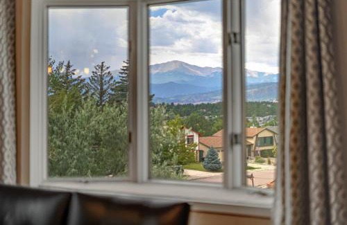 Northeast Colorado Springs House | Colorado Retreat-King-Pikes Peak View-Foosball
