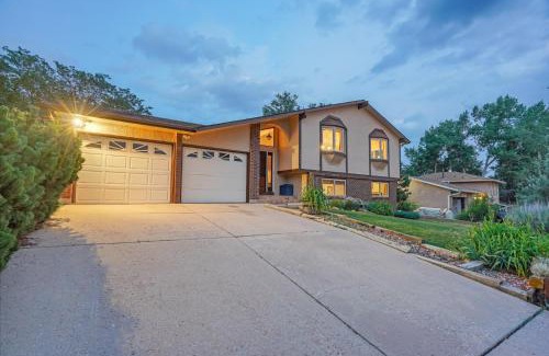 Northeast Colorado Springs House | Colorado Retreat-King-Pikes Peak View-Foosball