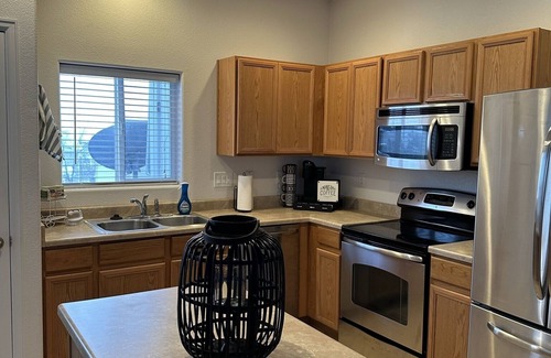 Southeast Colorado Springs House | Colorado Springs getaway! 8 mins to airport and downtown, free parking