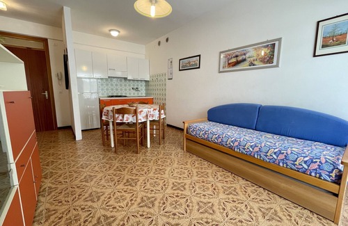 Porto Santa Margherita Apartment | Colorful flat just 200m from the beach