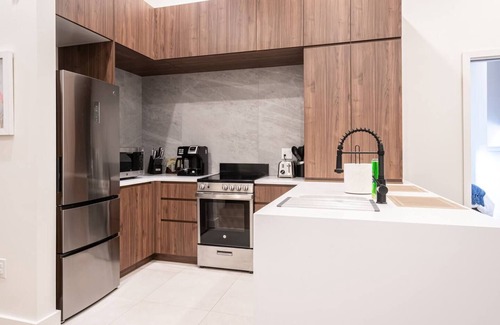 Central Business District Hotel | Colorful 1 BR Walk to Penn Station-Great Location