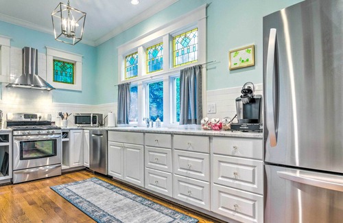 Hillcrest Cottage | Colorful Cottage w/Deck ~ 5 Mi to Downtown!