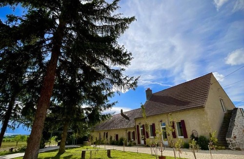 Montaigu-le-Blin Cottage | Colorful Pop Art Home, 6 People, Near Vichy