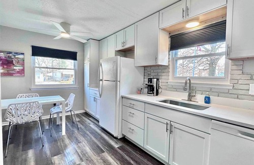 Madison Heights House | Colorful Retreat, w/Firepit and 2 TV's. By Royal Oak!