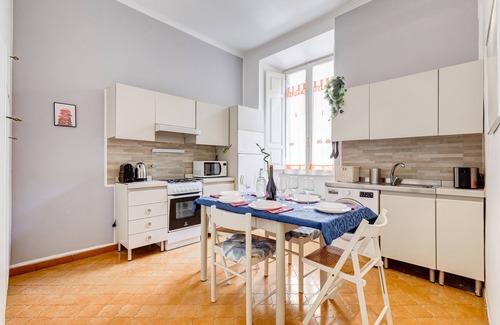 Nomentano Apartment | Colors and Colture Near Colosseum