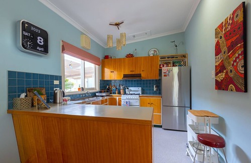 Fulham Gardens House | Colourful mid-century modern, 5 minutes from the beach and close to airport