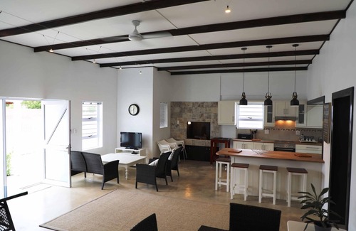 Sandbaai House | COME AND WATCH THE WALES.