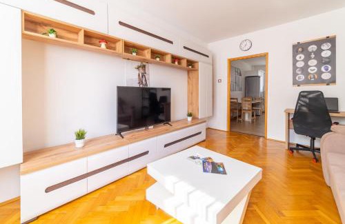 Hamor Apartment | Comfort 14 - Stylish City Apartment Netflix, Wi-Fi & Parking