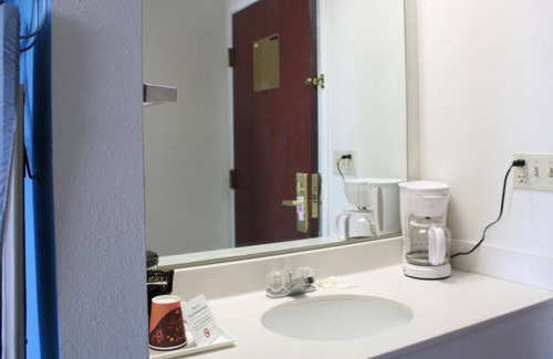 Mount Vernon House | Comfort and Convenience! Free Breakfast, Free Parking, Near Cypress Slough