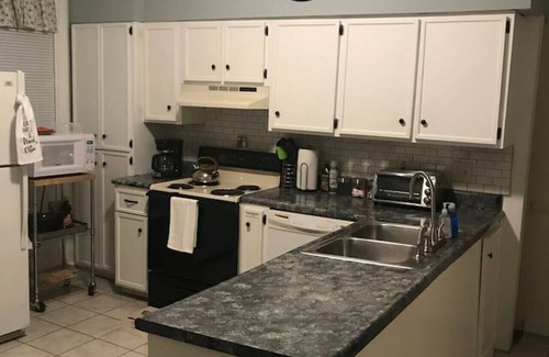 West Central Apartment | Comfort and Convenience! Close to Downtown Spfd.