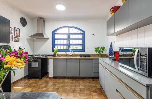 Sumare House | Comfort and spacious 4 bedroom house with hot tub. Very close to subway.