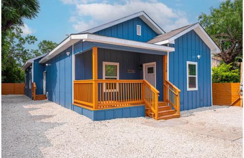 Historic Garderns House | Comfort and Style 4BR3BA Near Riverwalk and Dtown