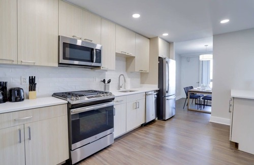 Crystal City Apartment | Comfort at Crystal City - Amazing Apartment W gym