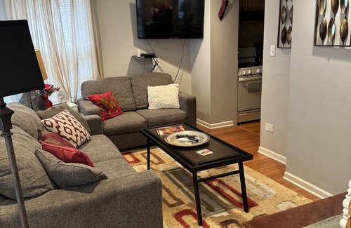 Jefferson Park Apartment | Comfort/Clean! Free Parking 15 min ORD/Downtown2