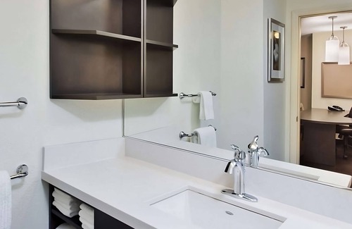 Horsham House | Comfort & Convenience! Free Parking, Pets Allowed, Minutes to Fair Oaks Park