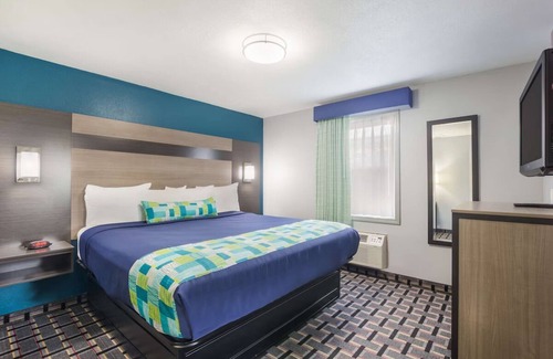 Salem Hotel | Comfort & Convenience in Knights Inn & Suites Salem! Free Parking, Pets Allowed