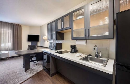 Las Colinas Hotel | Comfort & Convenience! w/Parking, Near Historic Main Street District!
