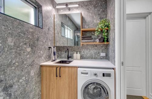 Taringa Apartment | Comfort Cove - quiet luxury with full kitchen