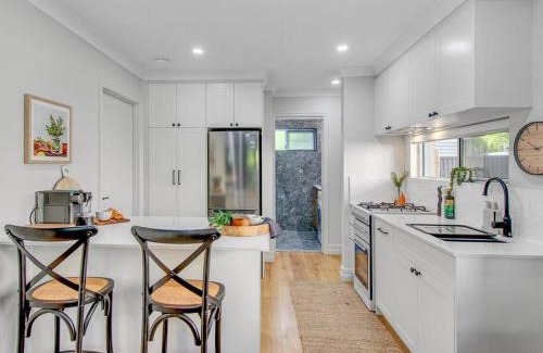 Taringa Apartment | Comfort Cove - quiet luxury with full kitchen
