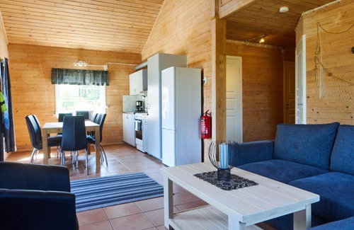Vackelsang Ski Chalet | Comfort holiday home with lake location, motor boat and pool