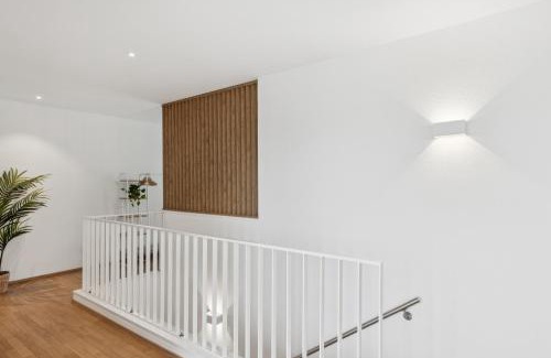 Root Apartment | COMFORT HOMES - Premium Apartments - 15' Lucerne - Washer & Dryer - Public Transport - Parking