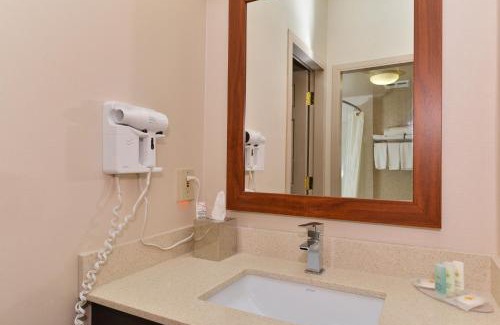 Calgary Hotel | Comfort Inn & Suites Airport South