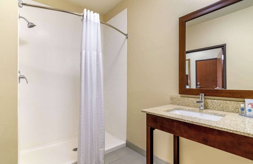 Salina Hotel | Comfort Inn & Suites Salina North
