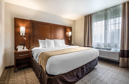 King Hotel | Comfort Suites at Par 4 Resort