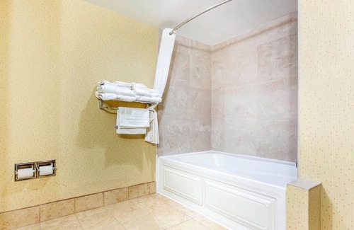Clinton Hotel | Comfort Suites Clinton near Presbyterian College