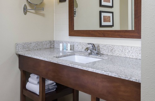 Fargo Hotel | Comfort Suites Fargo Medical Center