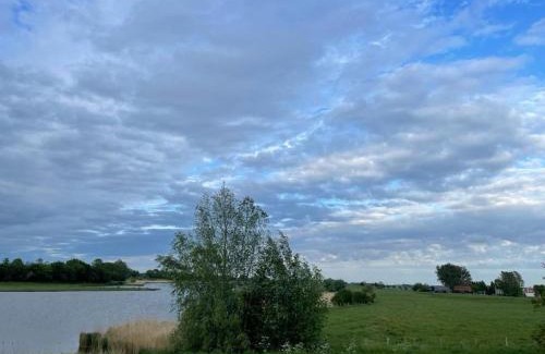 Oostburg House | Comfortabele woning mét omheinde tuin aan water voor 12 p