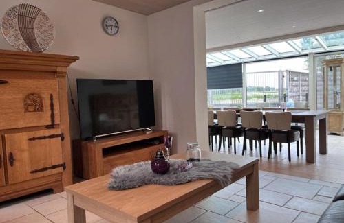 Oostburg House | Comfortabele woning mét omheinde tuin aan water voor 12 p
