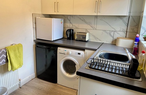 Healey Lane House | Comfortable 1-Bed Retreat in Batley - sleeps 3