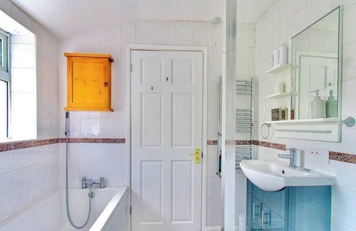 Bedford House | Comfortable 3-Bedroom Home in Bedford