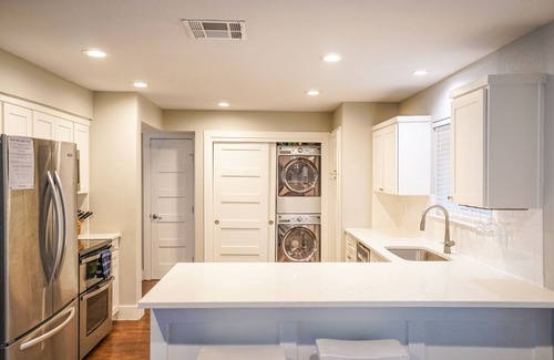 North Loop House | Comfortable 3 Bedroom Home - Walk to Restaurants & bars!