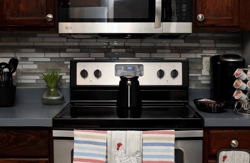 Conley House | Comfortable 4 bedroom 10 min from Airport & Downtown