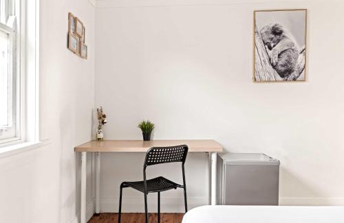 Padstow House | Comfortable & Affordable Stay in Padstow - Queen Room Retreat - Shared Bathroom