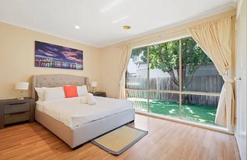 Tarneit House | Comfortable and Cozy Tarneit Large Family Home w/ BBQ