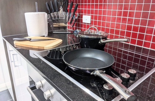Lyneham Apartment | Comfortable and modern 1bedroom with parking, wifi, close to the city