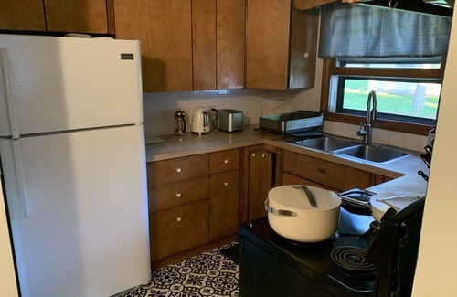 Brookings House | Comfortable and Quaint w/a Hot Tub