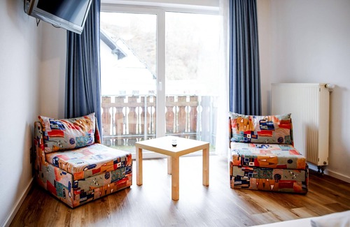 Zueschen Apartment | Comfortable and versatile room -perfect for relaxation, work and exchange